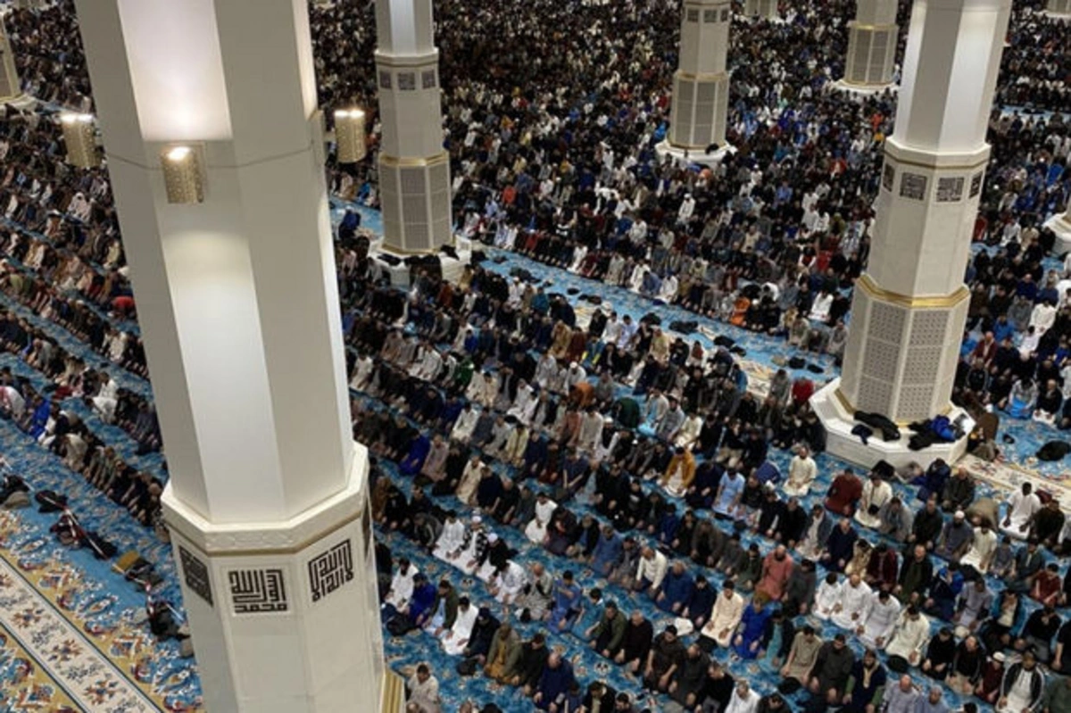 В одной из крупнейших мечетей мира совершен намаз таравих - ФОТО